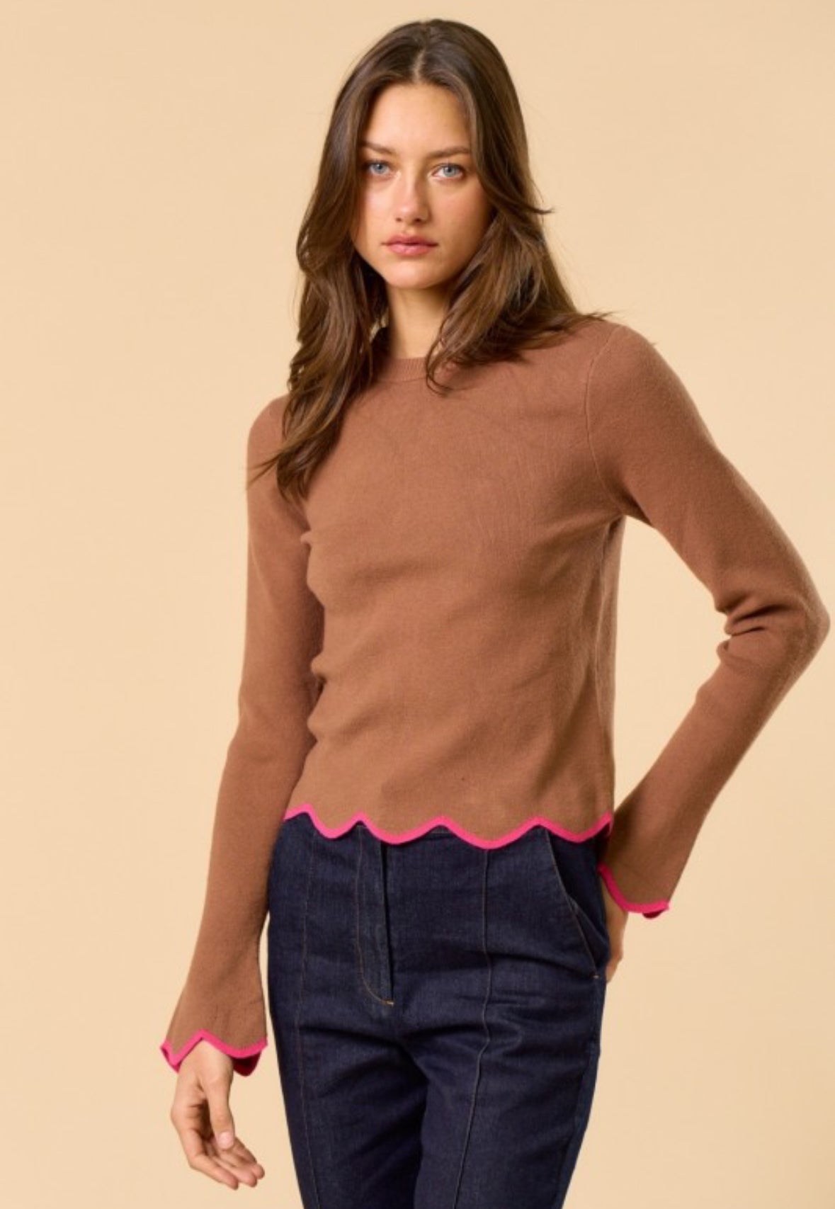 SCALLOP EDGE SLEEVE TOP
