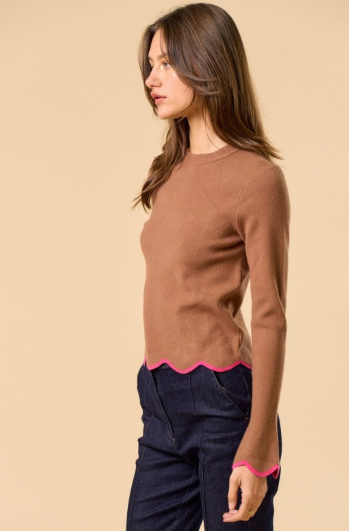 SCALLOP EDGE SLEEVE TOP